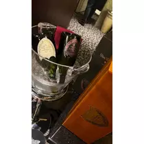 由依