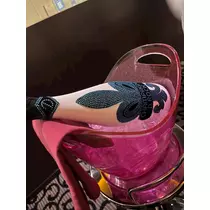由依