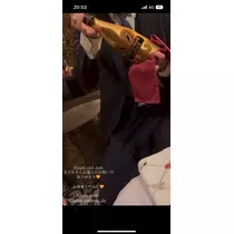 由依