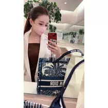 由依