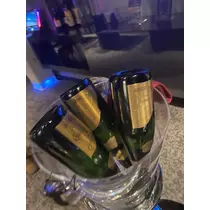 由依