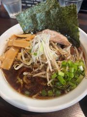 によ
