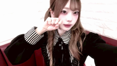 >_<