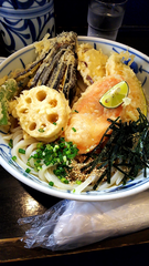 行列のできるうどん屋