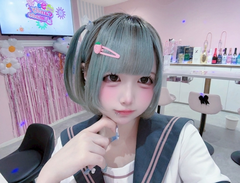 › ⩊ ‹)ノ