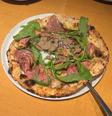 この見た目で甘いピザだった🍕