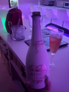 ふうか|港区 芝のガールズバー|AFFINITY(アフィニティ)