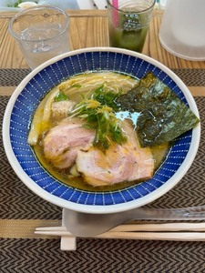 しおり|小田原市 栄町のガールズバー|& Co.(アンドコー)