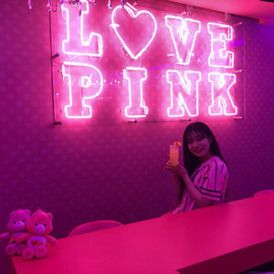 Girls Bar Love Pink