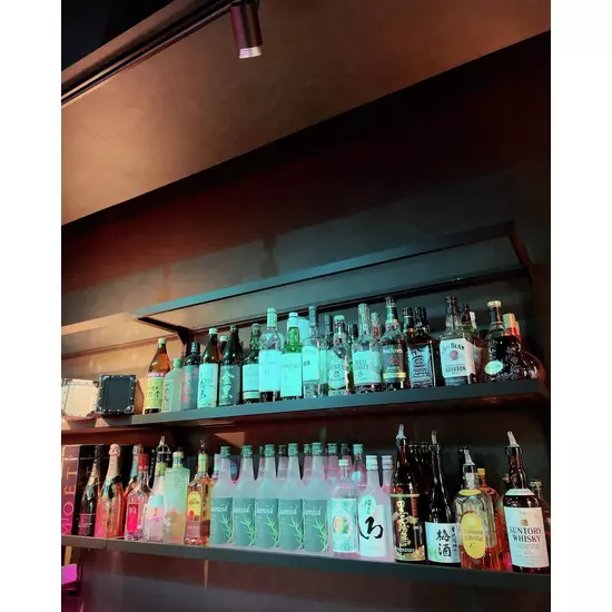 GIRL'S BAR CATIA