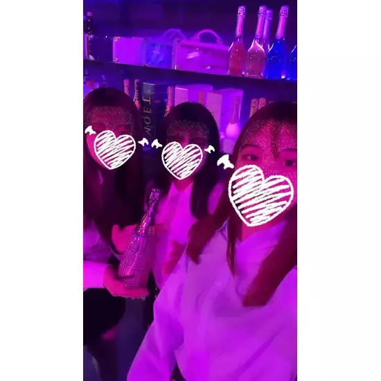 GIRL'S BAR CATIA