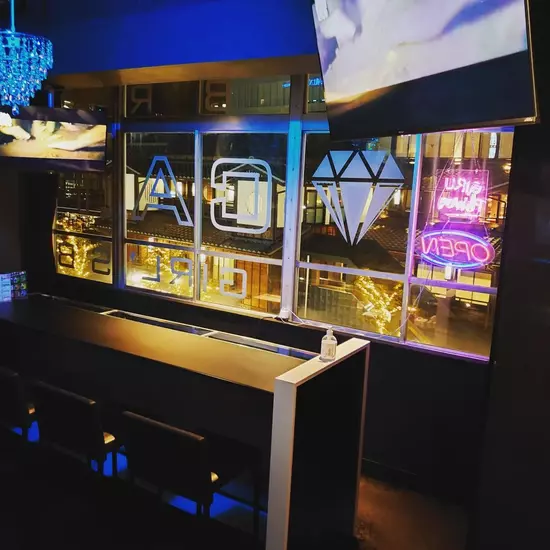 GIRL'S BAR CATIA