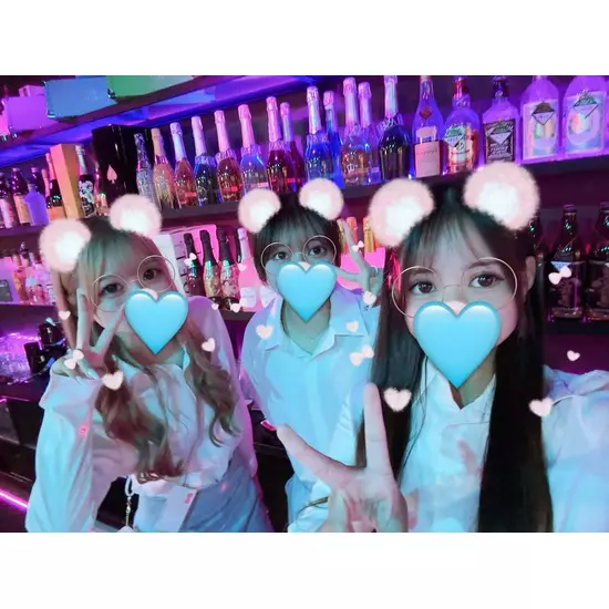 GIRL'S BAR CATIA
