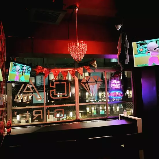 GIRL'S BAR CATIA