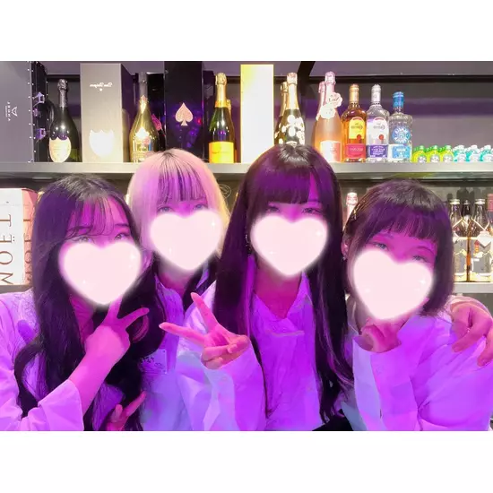 GIRL'S BAR CATIA