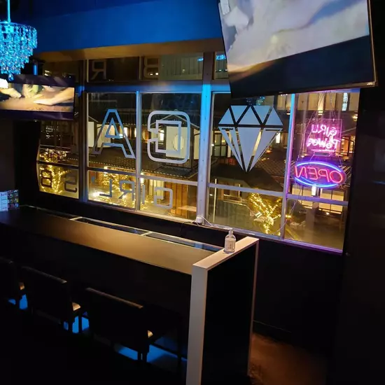 GIRL'S BAR CATIA