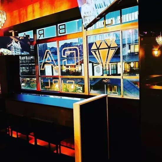 GIRL'S BAR CATIA