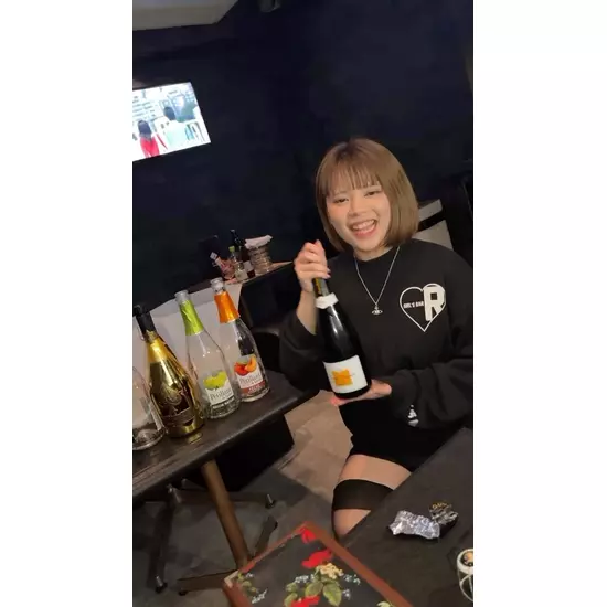 GIRL'S BAR R