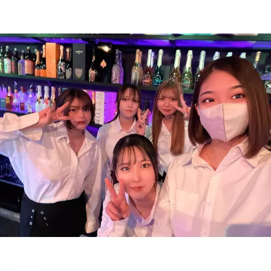 GIRL'S BAR CATIA
