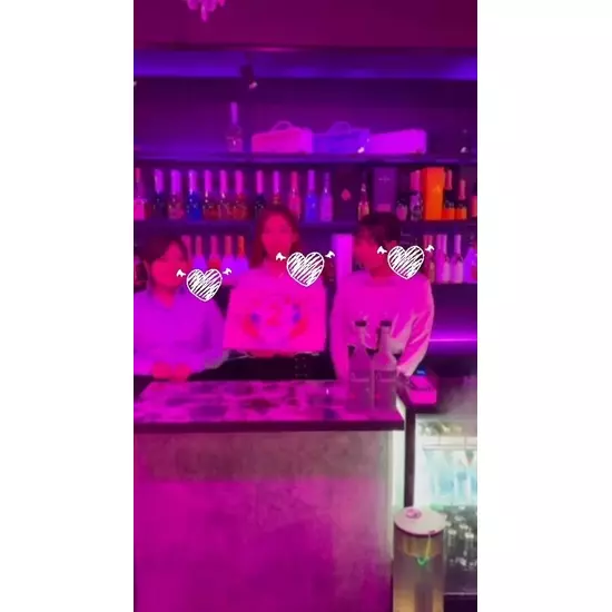 GIRL'S BAR CATIA