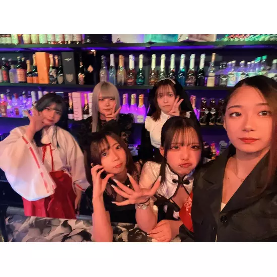 GIRL'S BAR CATIA