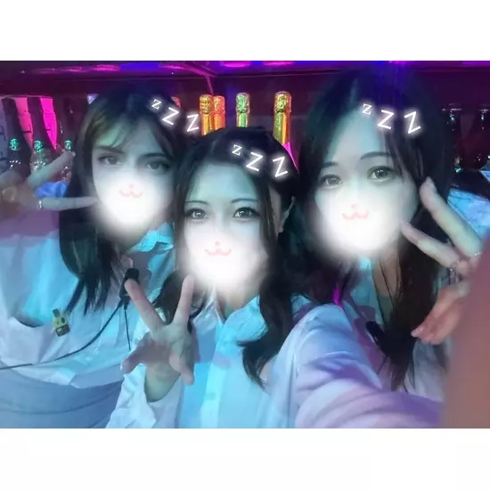 GIRL'S BAR CATIA