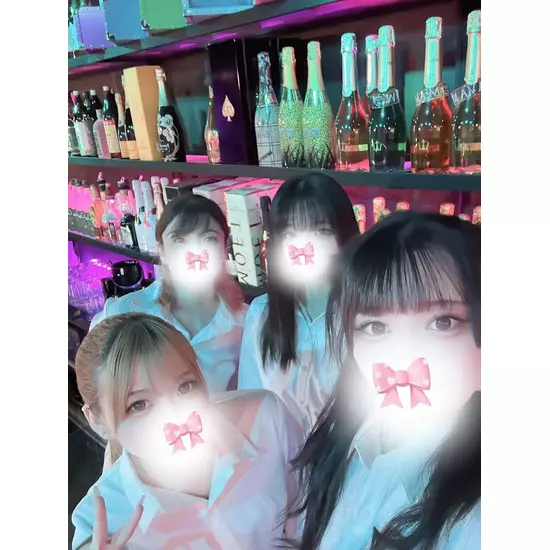 GIRL'S BAR CATIA