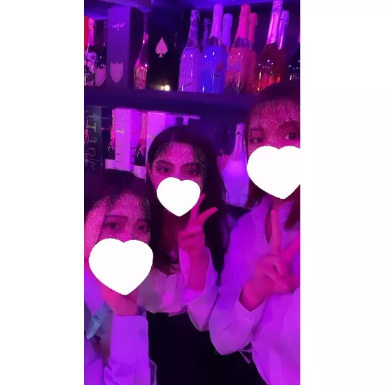 GIRL'S BAR CATIA