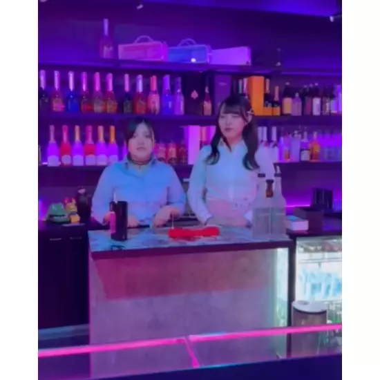 GIRL'S BAR CATIA