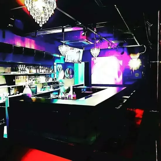GIRL'S BAR CATIA