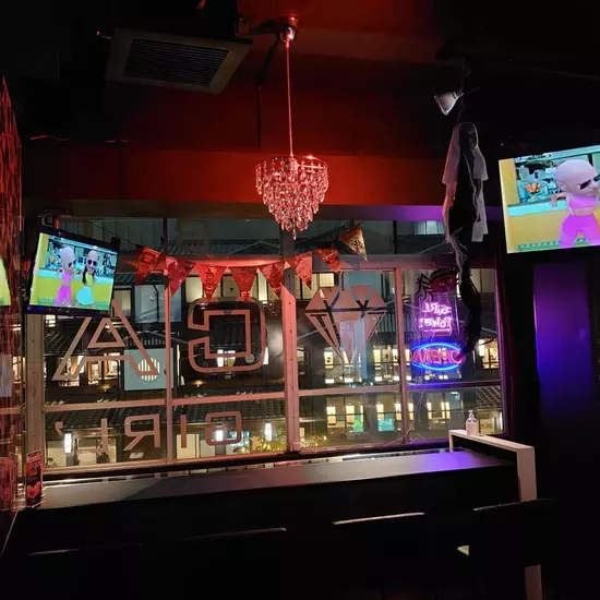 GIRL'S BAR CATIA