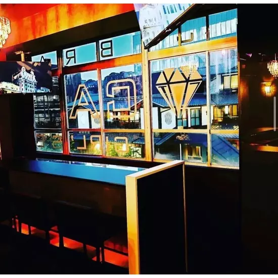 GIRL'S BAR CATIA