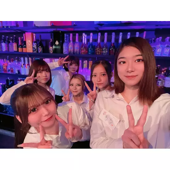 GIRL'S BAR CATIA