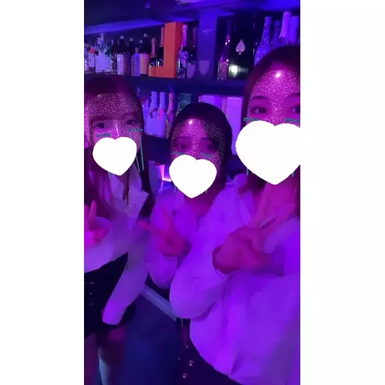 GIRL'S BAR CATIA