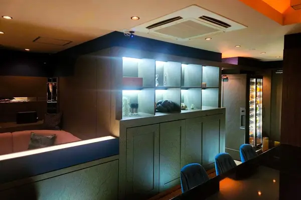 ROYAL LOUNGE