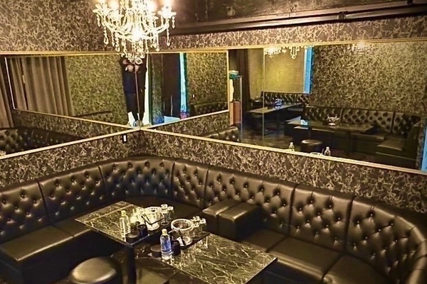 BOND'S LOUNGE