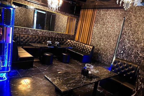 BOND'S LOUNGE