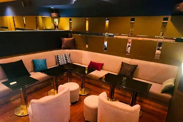 ROYAL LOUNGE