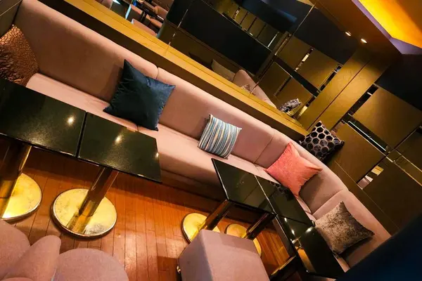 ROYAL LOUNGE