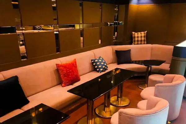 ROYAL LOUNGE
