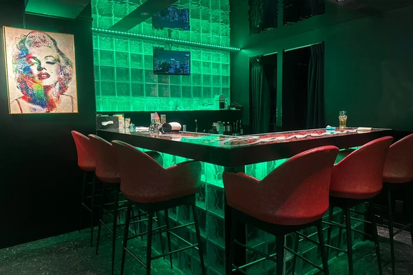 GIRL'S DINING BAR Canan