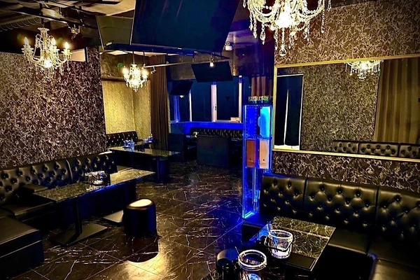 BOND'S LOUNGE