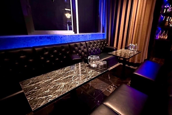BOND'S LOUNGE