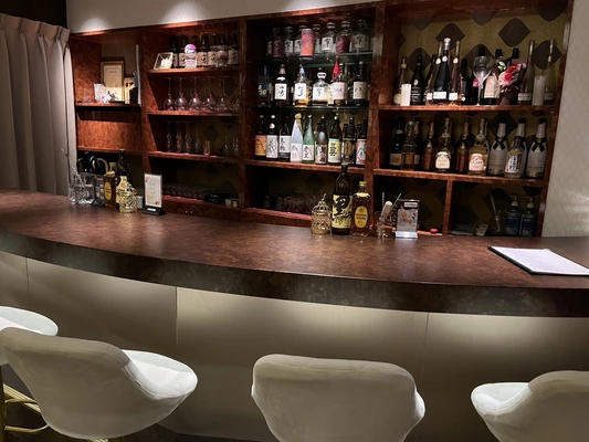 Ladies Bar Emilia