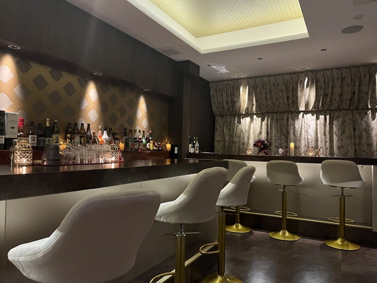 Ladies Bar Emilia
