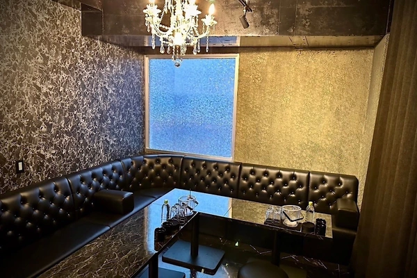 BOND'S LOUNGE
