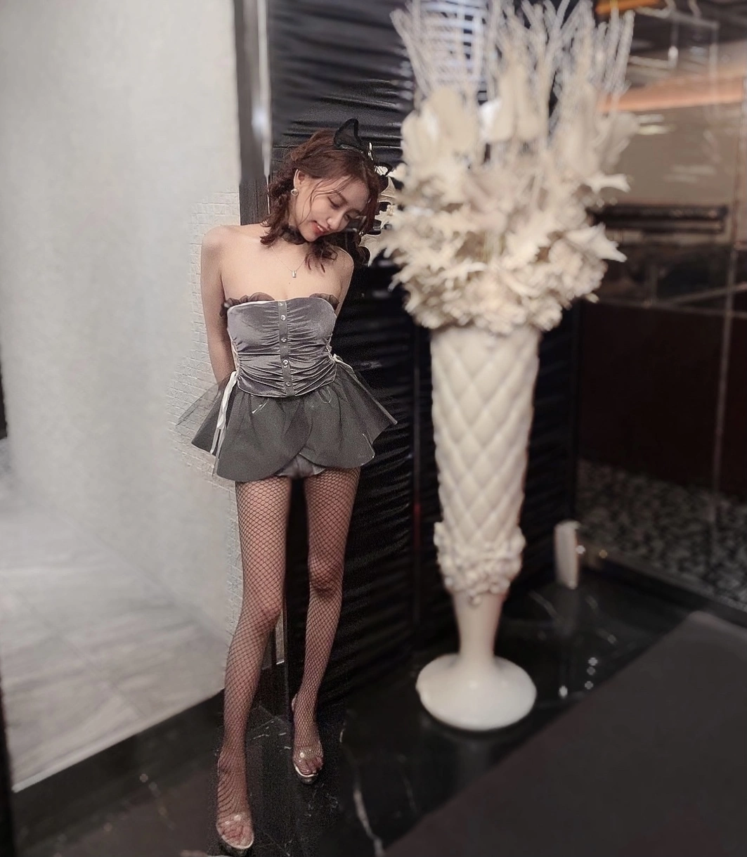 由依