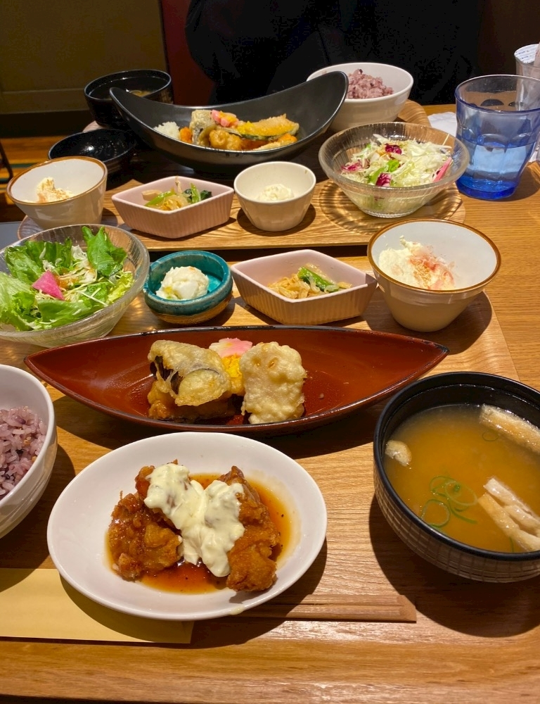 な つ