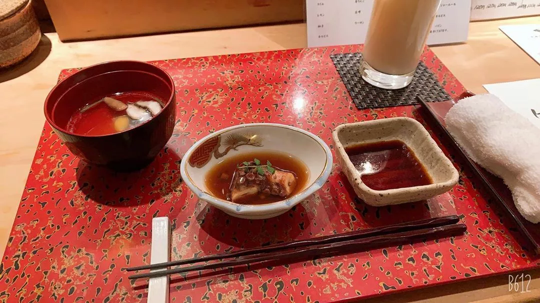 純