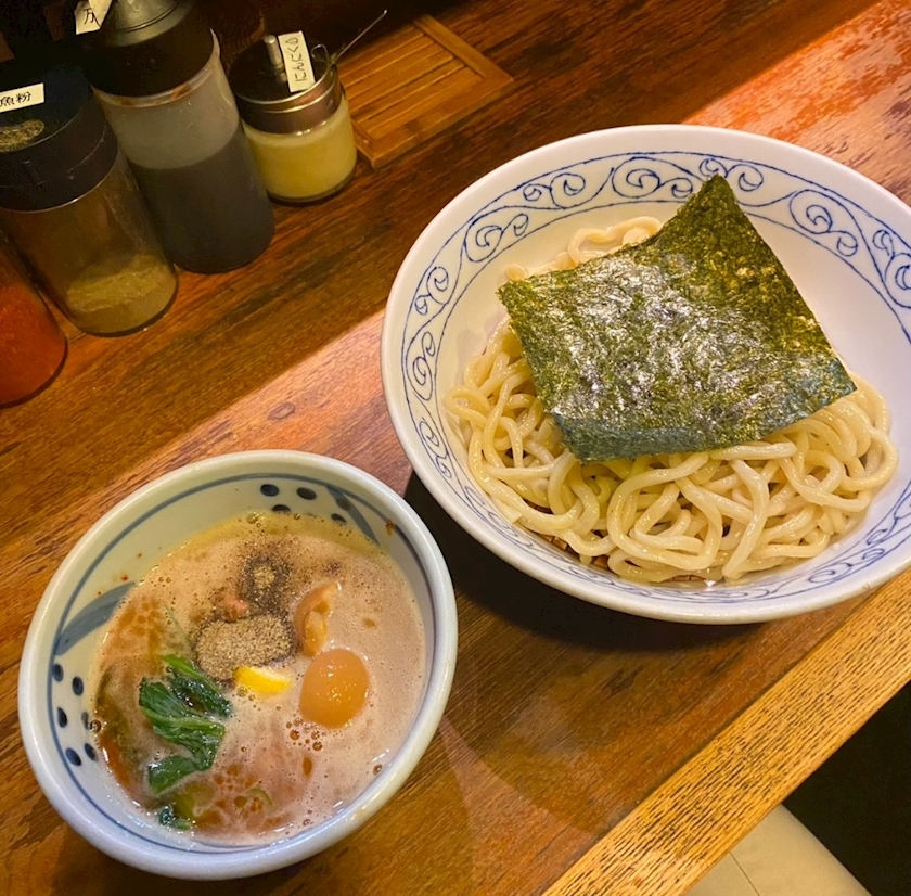 な つ